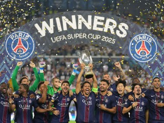 Hráči PSG zdvíhajú nad hlavu Superpohár UEFA 2025.