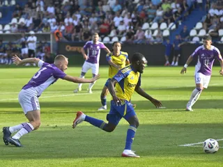 Martin Šimko (Komárno) a Abdul Musa Zubairu (Michalovce) v zápase 2. kola Niké ligy.