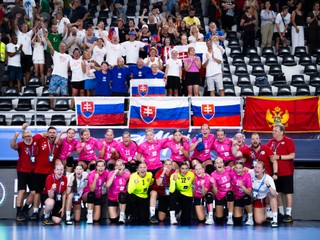 Slovenské hádzanárky po víťazstve nad Čiernou Horou v semifinále EURO U17.