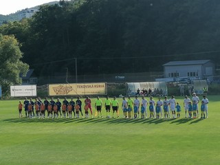 Nástup hráčov na zápas Nová Baňa - Rimavská Sobota.