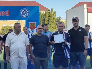 Pred zápasom Stropkov - Kežmarok zagratulovali trénerovi domácich Jánovi Šafrankovi k 50. narodeninám.