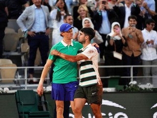 Carlos Alcaraz (vpravo) a Jannik Sinner sú najväčší favoritu US Open.
