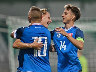 Hráči Slovenska Nino Marcelli, Miroslav Sovič a Mário Sauer sa tešia z gólu