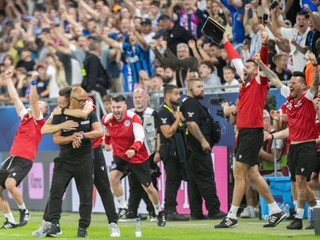 Radosť na slovenskej lavičke po víťazstve 2:0 nad Nemeckom v úvodnom kvalifikačnom zápase na MS 2026.



 



- Slovensko
- šport
- futbal
- MS
- kvalifikácia
- SR
- Nemecko
- A
- skupina
- BAX