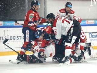 Skrumáš pred zvolenskou bránou počas zápasu Tipsport ligy HC MONACObet Banská Bystrica - HKM Zvolen.