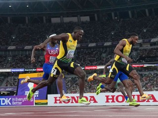 Oblique Seville (vľavo) sa stal  majstrom sveta v behu na 100 m.