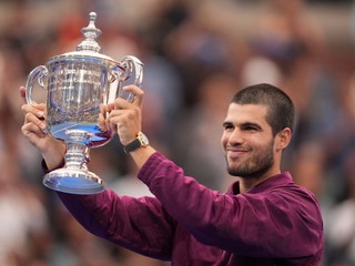 Carlos Alcaraz pózuje s trofejou po víťazstve na US Open 2025