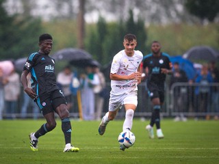 Ladislav Botló z FC Nádszeg Trstice v súboji s hráčom Slovana Bratislava Zuberuom Sharanim.