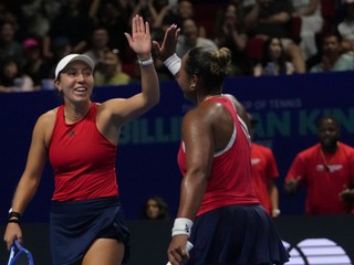 Jessica Pegulová a Taylor Townsednová oslavujú počas štvorhry na Poháre Jean-Kingovej 2025.