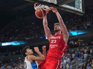 Alperen Sengun dáva kôš v zápase semifinále Grécko - Turecko.