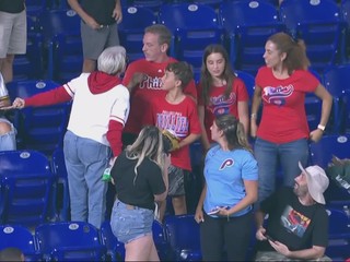 Spor na tribúne o bejzbalovú loptičku.