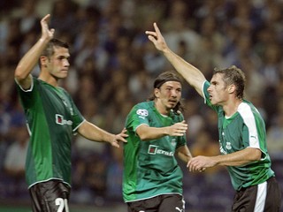 Branislav Fodrek, Aleš Urbánek a Peter Petráš (zľava) oslavujú gól na 1:2 v zápase Ligy majstrov FC Porto - Artmedia Petržalka. 