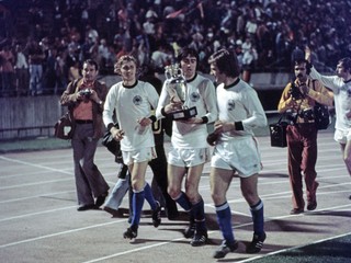 Zľava Koloman Gögh, Anton Ondruš a Ladislav Jurkemik už v nemeckých dresoch a s trofejou po finále ME 1976 vo futbale.