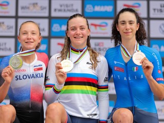 Viktória Chladoňová, Zoe Bäckstedtová a Federica Venturelliová s medailami z časovky U23 na MS v cyklistike 2025.