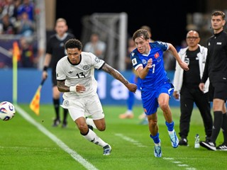 Leo Sauer v súboji s Nnamdim Collinsom v zápase Slovensko - Nemecko v kvalifikácii MS 2026 vo futbale.