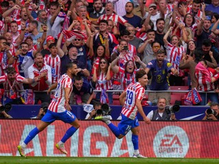 Julian Alvarez a za ním Hancko.