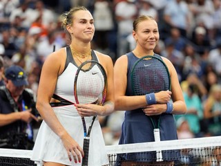 Aryna Sabalenková (vľavo) a Amanda Anisimovová pred finále US Open 2025. 