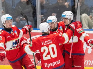 Hráči Liptovského Mikuláša sa tešia z gólu v zápase hokejovej Tipsport ligy.