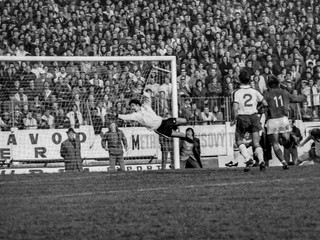 Dušan Galis strieľa gól na 2:1 v zápase kvalifikácie ME 1976 Československo - Anglicko (2:1) 30. októbra 1975 v Bratislave.


