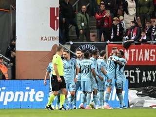 Radosť hráčov Slovana po strelení gólu počas zápasu 11. kola Niké ligy medzi FC Spartak Trnava a ŠK Slovan Bratislava.
