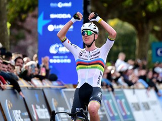 Tadej Pogačar suverénne ovládol ME v cyklistike 2025.