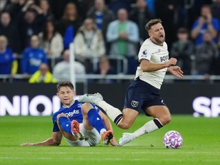 Niclas Fullkrug bojujú o loptu počas zápasu anglickej Premier League 