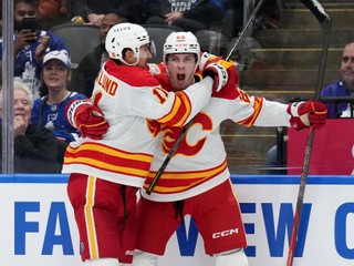 Samuel Honzek oslavuje prvý gól v NHL. 