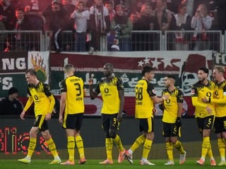 Hráči Borussie Dortmund oslavujú gól v sieti Augsburgu.