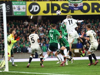 Nick Woltemade hlavičkuje v zápase Nemecko - Luxembursko. Podľa Hyballu z neho rastie nová superstar nemeckého futbalu.