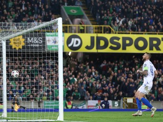 Milan Škriniar sleduje loptu v slovenskej sieti v zápase kvalifikácie MS 2026 Severné Írsko - Slovensko. 