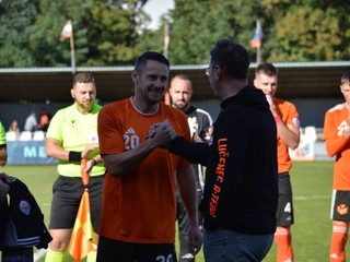 Tréner Tomáš Boháčik gratuluje Andrejovi Pipíškovi k trojstému zápasu.
