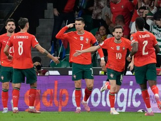 Hráč Portugalska Cristiano Ronaldo sa raduje so spoluhráčmi po strelení gólu v zápase F-skupiny európskej kvalifikácie na MS 2026 Portugalsko - Maďarsko.