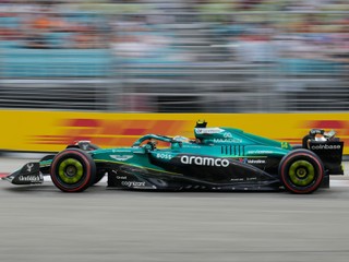 Fernando Alonso počas 1. tréningu na VC Singapuru 2025.