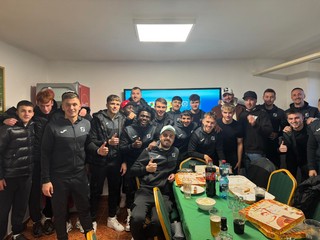 Víťazná fotka MFK Snina po zápase s Medzevom. 