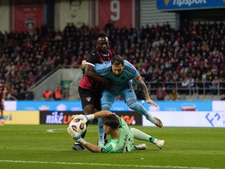Elayo Azango (Spartak), Tigran Barseghjan (Slovan) a brankár Dominik Takáč v zápase 11. kola Niké ligy Spartak Trnava - Slovan Bratislava.