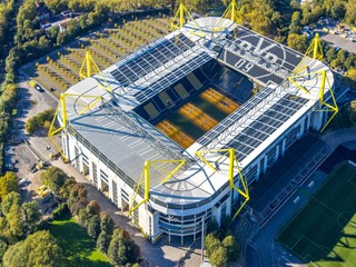 Signal Iduna Park, známy aj ako Westfalenstadion v Dortmunde, jeden z najväčších a najslávnejších futbalových štadiónov na svete.