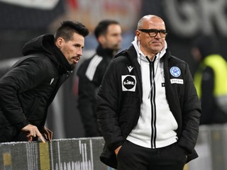 Tréner Francesco Calzona a asistent trénera Marek Hamšík počas zápasu Nemecko - Slovensko.
