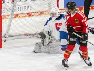 Na snímke vyrovnávajúci gól na 2:2, zľava prekonaná brankárka Lívia Debnárová (Slovensko) a Anne Bartschová (Nemecko) počas zápasu Nemecko - Slovensko na Nemeckom pohári žien v Landshute v piatok 7. novembra 2025. FOTO TASR - Martin Baumann
- Nemecko
- Slovensko
- šport
- hokej
- Landshut
- Nemecký
- pohár
- turnaj
- slovaciká
- ženy