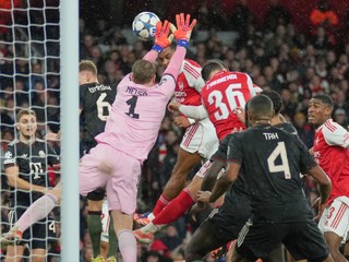 Jurrien Timber dáva gól hlavou v zápase Ligy majstrov medzi Arsenalom a Bayernom Mníchov. 