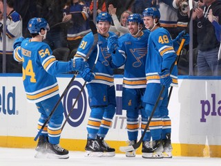 Dalibor Dvorský (vľavo) sa teší z gólu so spoluhráčmi v zápase St. Louis - Philadelphia