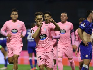 Futbalista Celty Vigo Bryan Zaragoza sa teší z gólu proti Dinamu Záhreb.