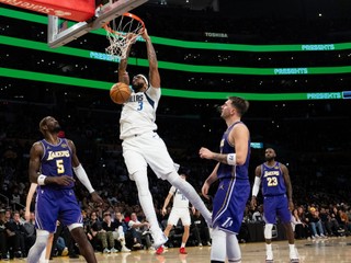 Anthony Davis smečuje v zápase Los Angeles Lakers - Dallas Mavericks.