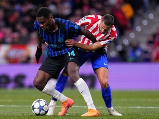 Hráč Interu Miláno Ange-Yoan Bonny (vľavo) bojuje o loptu so Slovákom Dávidom Hanckom z Atlético Madrid počas zápasu 5. kola ligovej fázy Ligy majstrov Atlético Madrid - Inter Miláno.