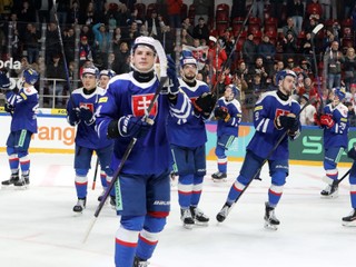 Slovenskí hokejisti oslavujú s fanúšikmi výhru nad Nórskom 7:4 na Vianočnom Kaufland Cupe v Banskej Bystrici.