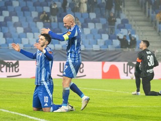 Na snímke zľava Marko Tolič a Vladimír Weiss ml. (obaja Slovan) sa tešia z gólu, reaguje brankár.