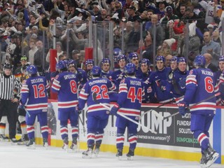 Radosť hráčov USA po strelení gólu proti Nemecku.