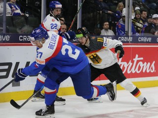 Adam Beluško v súboji s Davisom Lewandowskim v zápase Slovensko - Nemecko na MS U20 v hokeji.