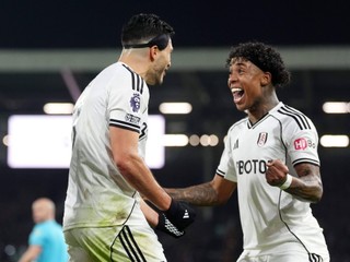 Hráči Fulhamu oslavujú gól