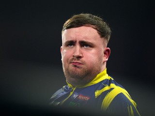Luke Littler na MS v šípkach.