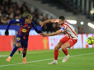 Lamine Yamal a Dávid Hancko v zápase španielskej La Ligy FC Barcelona - Atlético Madrid.